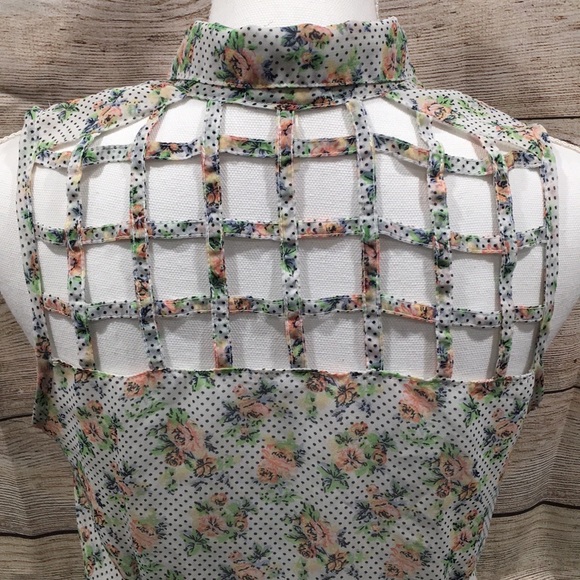 Kirra White and Black floral blouse size Medium - Picture 6 of 6